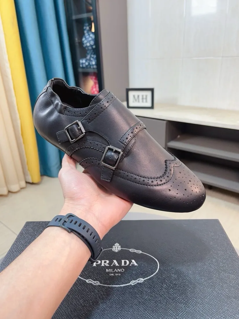 Men's shoes 💰560🌸🌸Men's shoes 💰prada/Prada New men's spliced ​​casual sports shoes. These sports shoes use exquisite stitching technology to outline a unique geometric texture, and contemporary lines and details reinterpret the classic sports style. The upper is made of ultra-official material, and the inner foot pad is made of cow leather. It is light and breathable, practical and versatile, and the outsole has a laser logo to create a comfortable wearing experience. Comes with full set of original packaging dust bag! Size: 38-44 (45 customized)